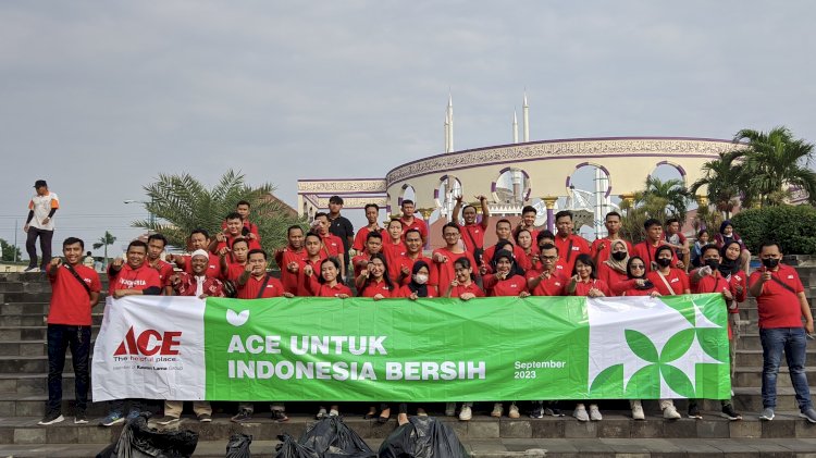 Para karyawan ACE membersihkan Masjid Agung Jawa Tengah merupakan ikon Kota Semarang., Minggu (17/9). RMOL Jateng