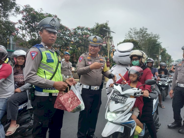 petugas Sat Lantas Polres Kebumen membagikan helm dan sayur mayur kepada para pengguna jalan saat operasi Zebra, Minggu (17/9/2023) siang.