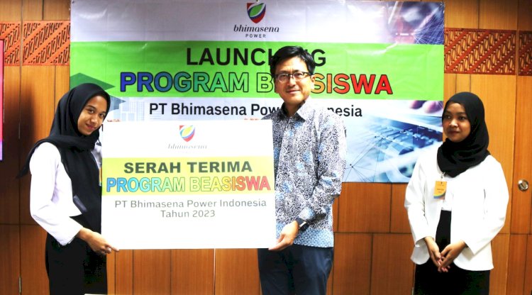 Direktur Operasional PT Bhimasena Power Indonesia Yoshimitsu Fujii menyerahkan beasiswa kepada Khumaerotu Zahra dan Anita Ali Mufti, di Admin Building PLTU Batang 2 x 1.000 MW.