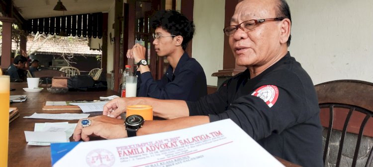 Advokat senior Salatiga, IGN Suroso 'Ucok' Kuncoro (kanan) dan tim saat melakukan penandatanganan surat kuasa,  Minggu (17/9) petang.