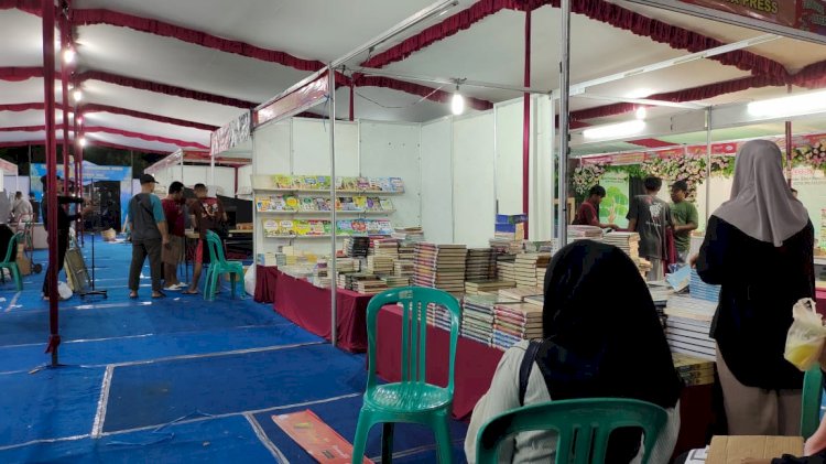 Persiapan stan di arena Festival Literasi di Lapangan Mataram, Kota Pekalongan, Minggu (17/9) malam.