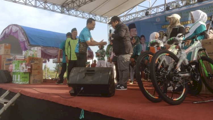 Masyarakat berkesempatan mendapatkan doorprize dalam senam gesit digelar PKB PAC Bonang. Dok