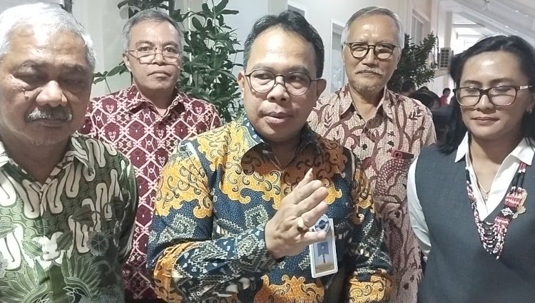 Kepala Lembaga Layanan Pendidikan Tinggi (LLDIKTI) Wilayah VI Bhimo Widyo Andoko, S.H., M.H., (tengah) saat memberikan keterangan kepada wartawan di Salatiga, Minggu (17/9).