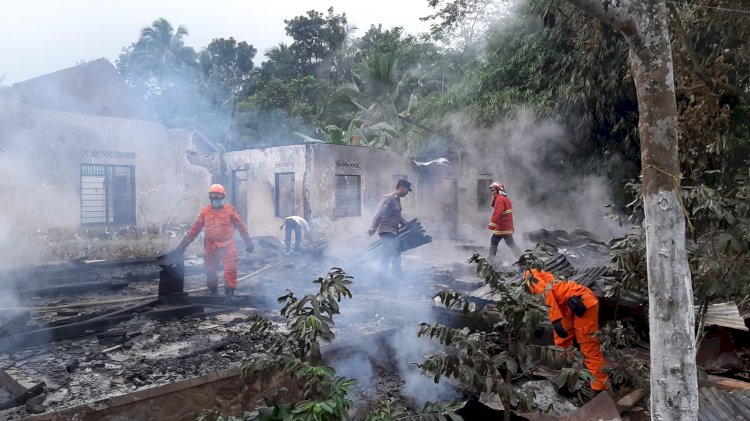 Dua rumah dengan satu atap milik Sudarji (80) yang berada di Desa Karangjengkol RT 7 RW 3, Kecamatan Kutasari, ludes dilalap api.