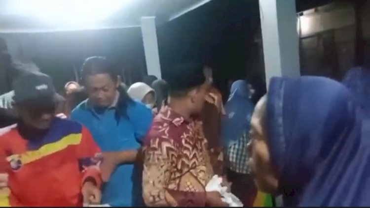 Warga berdesakan saat antre beras di Desa Kwaron Gubug Grobogan. RMOL Jateng