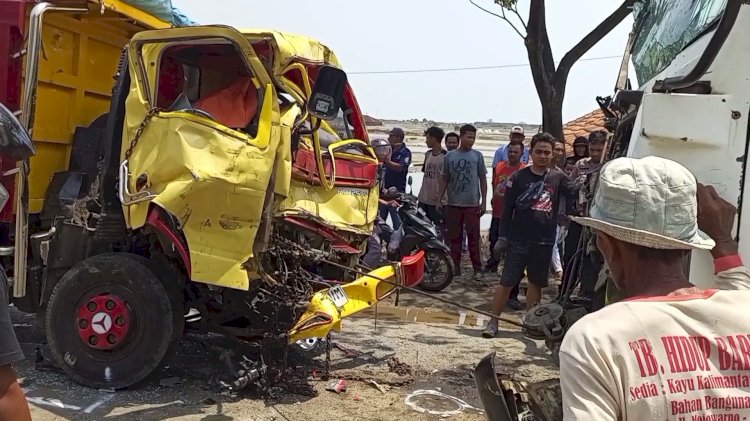 Kondisi kendaraan terlibat laka adu banteng Rembang ringsek kabin bagian depan. Senin (18/9). RMOL Jateng