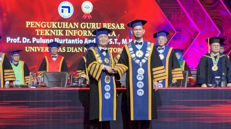 Penyematan pin guru besar kepada Prof. Dr. Pulung Nurtantio Andono, S.T, M.Kom oleh Ketua Senat Prof. Dr. Ir Edi Noersasongko, M.Kom. RMOL Jateng