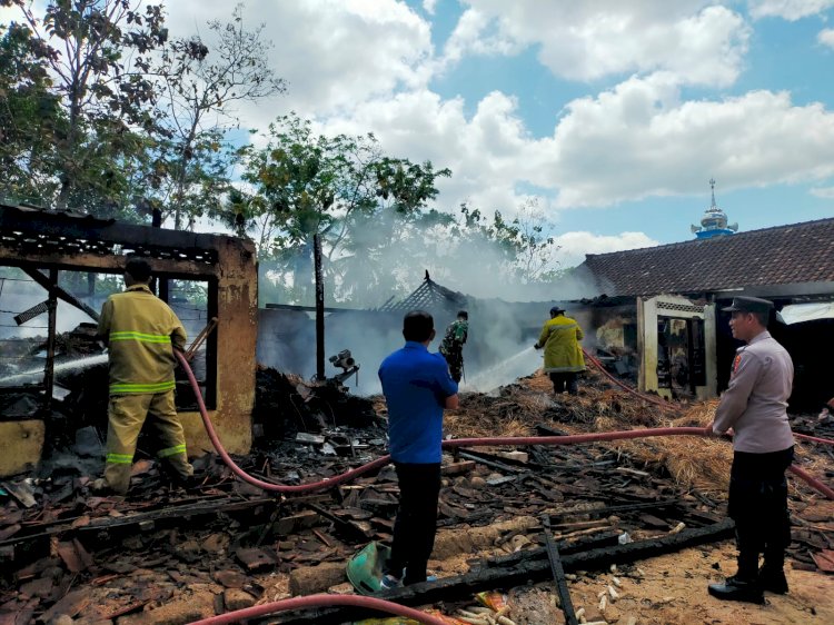 Rumah Parto Suwito (78) warga Dusumn Sugihan RT. 1 RW I, Desda Pandeyan, Kecamatan Jatisrono, Wonogiri,  yang terbakar, Senin (18/9) siang, gara-gara membakar sampah. 