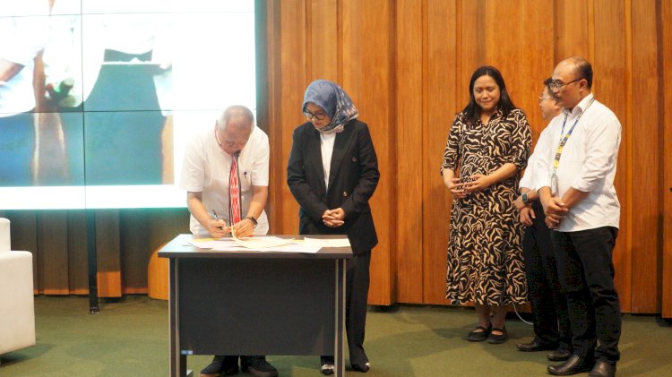 MoU antara UKSW dan Universitas ST Bhinneka ditandatangani Dr. Teguh Wahyono, S.Kom., M.Cs., dan Wakil Rektor Bidang Riset, Inovasi, Kerja sama dan Alumni Dorothy Ferary, B.A., M.Sc., FHEA., Ph.D (cand), Senin (18/9). 