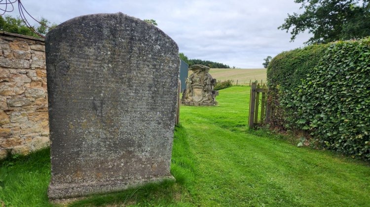 Prasasti Sangguran, saat ini berada di pekarangan keluarga Lord Minto di Roxburghshire, Skotlandia, Inggris Raya. foto: net