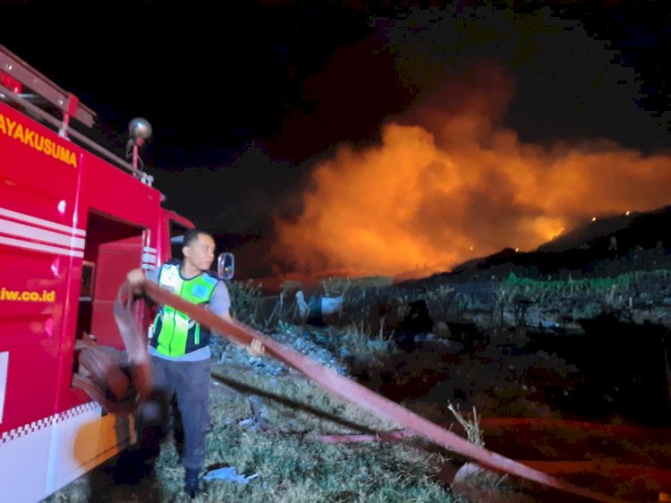 Petugas Damkar Kota Semarang saat memadamkan kebakaran di TPA Jatibarang. 