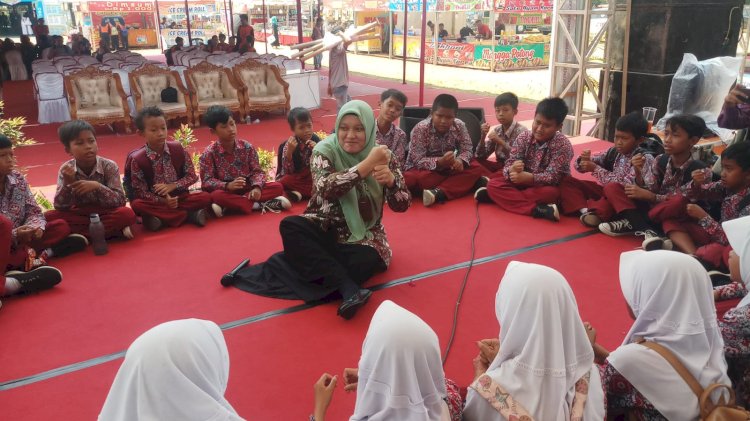 Guru SLB Negeri Wiradesa, Nur Kholifah mengajari anak-anak SD umum bahasa isyarat di Festival Literasi, Kota Pekalongan, Rabu (20/9).