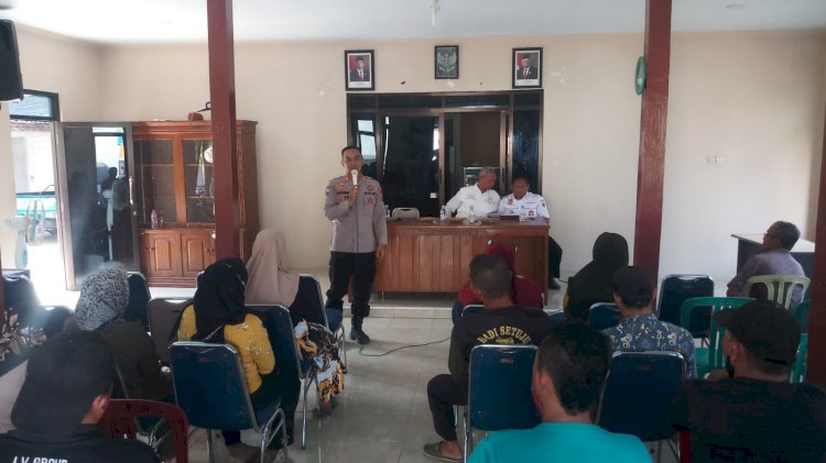 Kapolsek Tulis, AKP Agung Setianto mengimbau pemilik kafe di Pantai Sigandu di Balai Desa Depok, Kecamatan Kandeman, Rabu (20/9)