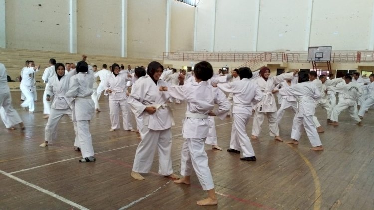 Ratusan personil Polres Semarang mengikuti uji bela diri Polri bagi personil Polres Semarang, Rabu (20/9).