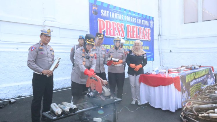 Kapolres Salatiga AKBP Aryuni Novitasari, memotong knalpot brong hasil Operasi Zebra Candi 2023 di Salatiga.