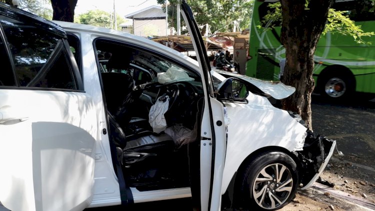 Mobil Toyota Inova mengalami kecelakaan di Taman Indonesia Kaya (TIK) Semarang, Kamis (21/9). Dok