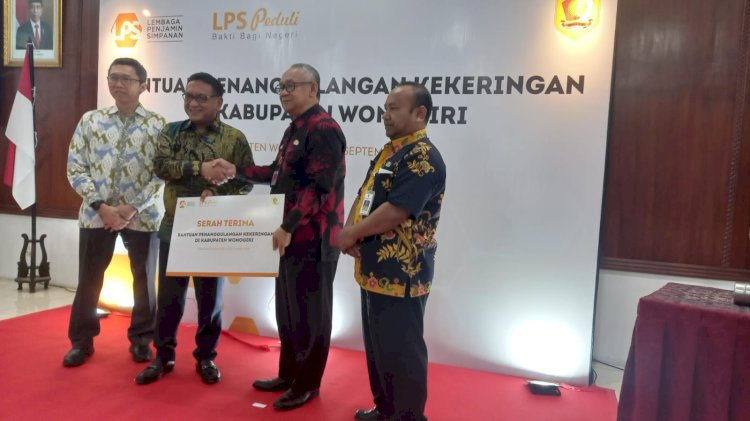 Didik Madiyono dari Lembaga Penjamin Simpanan (LPS) secara simbolis menyerahkan bantuan dan diterima Sekda Wonogiri, Haryono di Kantor Setda Wonogiri, Kamis (21/9) 