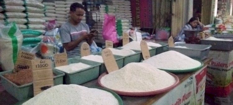 Pedagang beras di Pasar Gede Kota Magelang memasang label harga pada kotak beras yang dijual. 