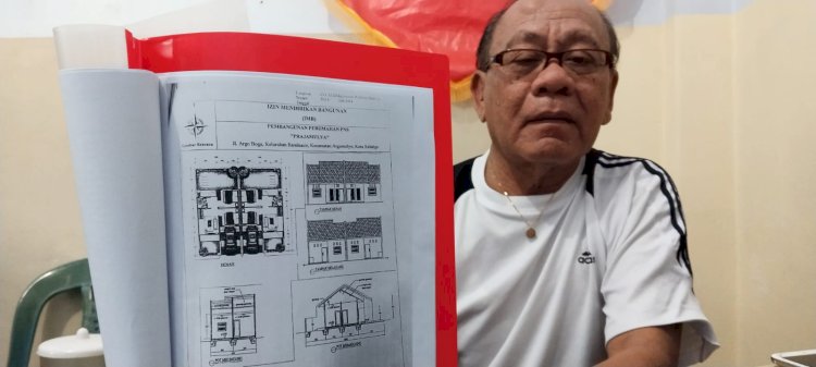 Suroso Ucok Kuncoro menunjukkan denah rumah Perumahan Korpri Prajamulya Salatiga. 
