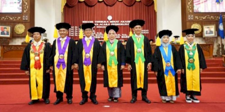 Rektor Jamal Wiwoho  bersama lima Guru Besar baru UNS Solo. RMOL Jateng 