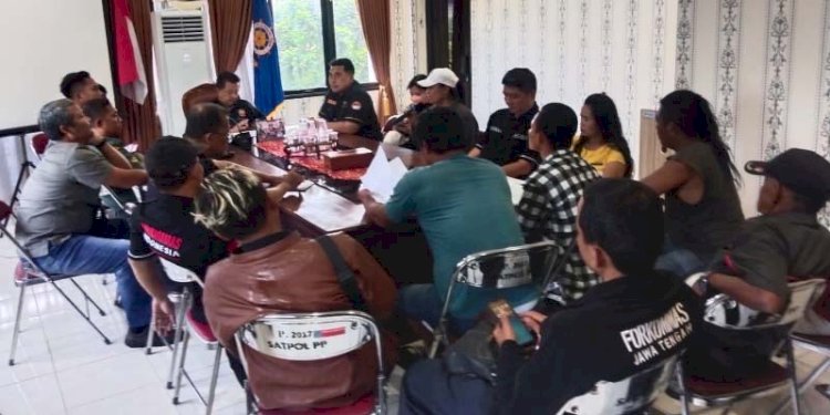 Forum Komunikasi Masyarakat (Forkommas) Jawa Tengah meminta kepada Satpol PP Kota Semarang untuk menindak tegas tower seluler melanggar aturan. RMOL Jateng