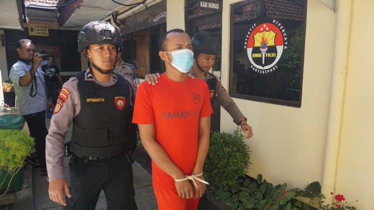 Tersangka pengguna sabu digiring polisi menuju ruang tahanan Polres Purbalingga. 