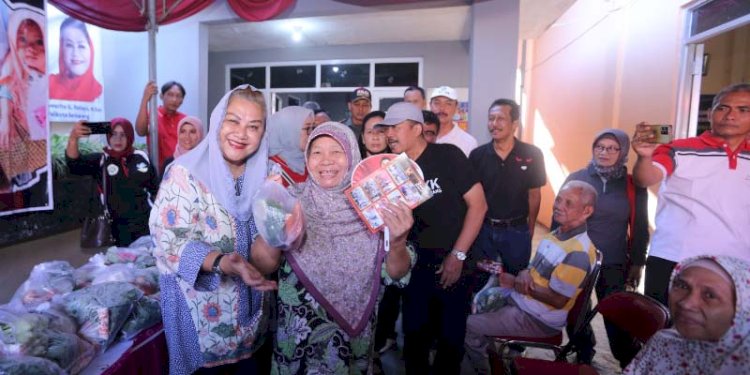 Wali Kota Semarang Hevearita Gunaryanti Rahayu membagikan bantuan Cadang Pangan Pemerintah di Kelurahan Jomblang. Dok 