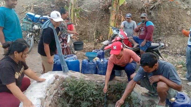 Warga Penadaran antre air di sumur tengah hutan
