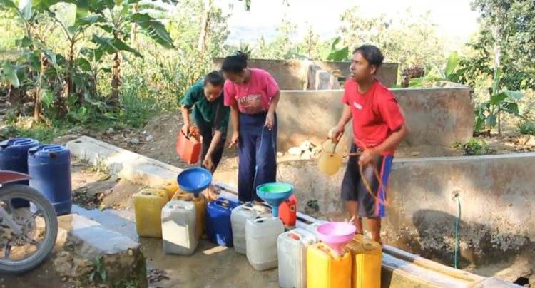 Warga Jurangjero Blora menimba air sendang untuk kebutuhan harian mereka