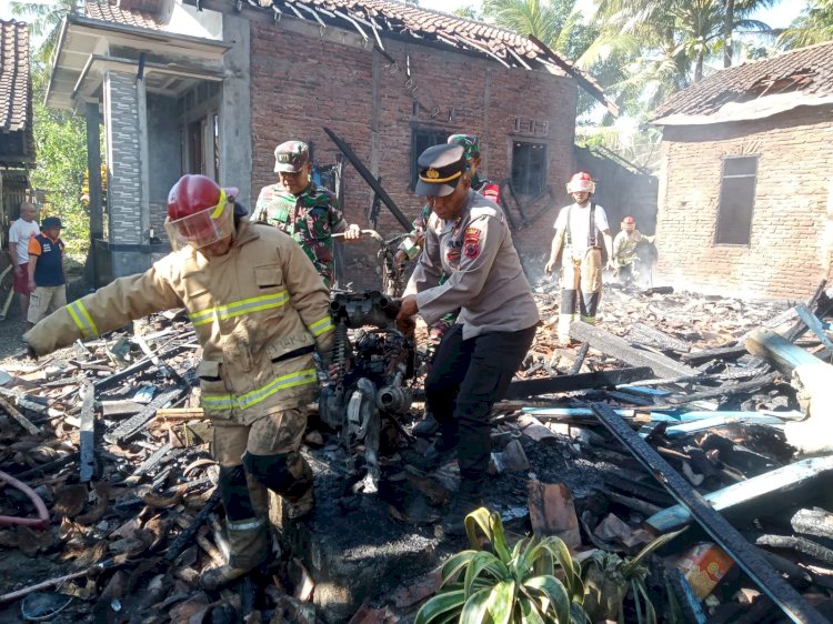 Rumah Sukosod (43) warga Desa Kalirancang, Kecamatan Alian, Kebumen, rumahnya ludes terbakar. 
