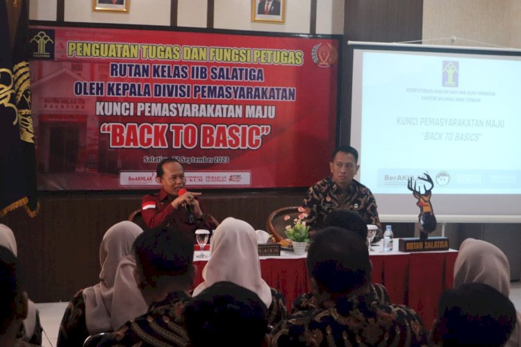 Kepala Divisi Pemasyarakatan (Kadiv PAS) Kantor Wilayah Kementerian Hukum Jateng Supriyanto (kiri) saat memberikan arahan kepada jajaran petugas dan pegawai Rutan Salatiga, Jumat (22/9).