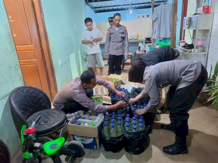 Anggota Polsek Karanganyar Kota menyita miras jenis ciu saat operasi Pekat/foto. Humas Polsek 