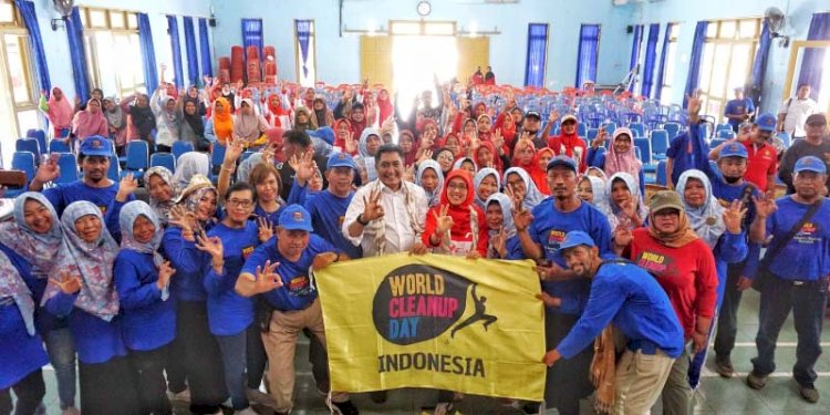 Bupati Zaenal Arifin bersama masyarakat Paremono dalam puncak peringatan Hari Kebersihan se-Dunia. RMOL Jateng