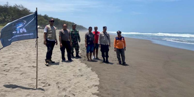 Tim SAR bersiap melakukan pencarian dari lokasi hilangnya korban di Pantai Cemara Sewu, Desa Karangrejo, Kecamatan Petanahan, Kebumen. Dok 
