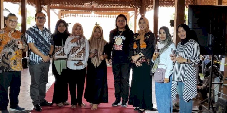 Narasumber talkshow DBHCHT bersama moderator dan pemenang kuis pertanyaan seputar gemput rokok ilegal. RMOL Jateng 