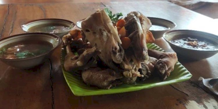 Sop kaki kambing utuh bisa dinikmati di Resto Uti Karanganyar. RMOL Jateng