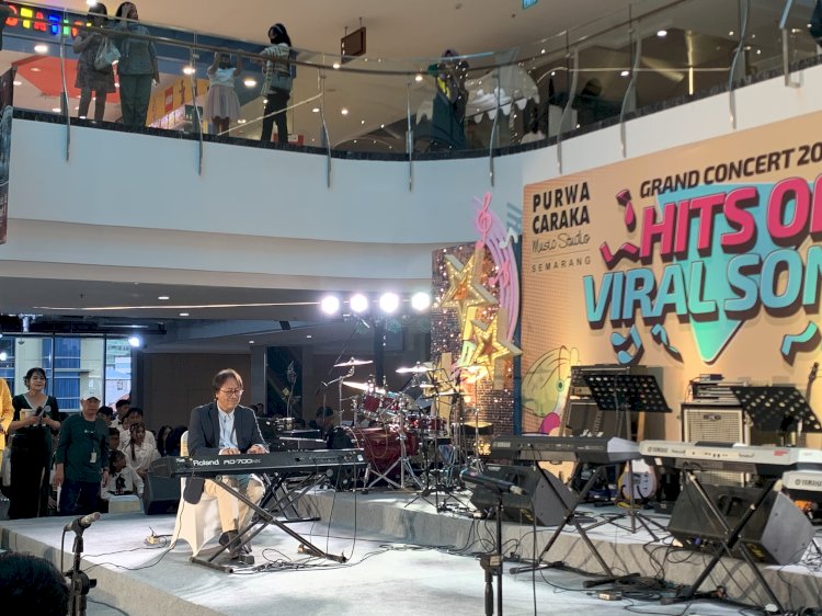 Purwacaraka saat menunjukkan keahliannya bermusik pada acara Grand Concert 2023 Guts of Viral Song di Hotel Tentrem Semarang