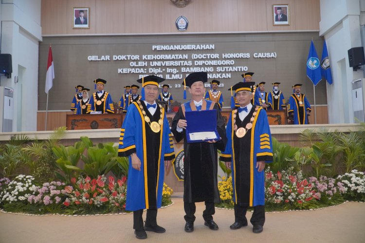 Dipl.Ing. Bambang Sutantio saat menerima gelar Doktor Honoris Causa bidang Peternakan dari Universitas Diponegoro Semarang, Sabtu (23/9). 