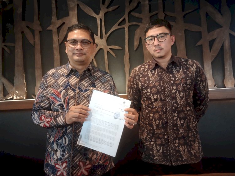 Kuasa hukum konsumen Mahaka Platinum menunjukkan surat permohonan penolakan pailit PT TAR kepada Pengadilan Niaga pada PN Semarang, Senin (25/9). 