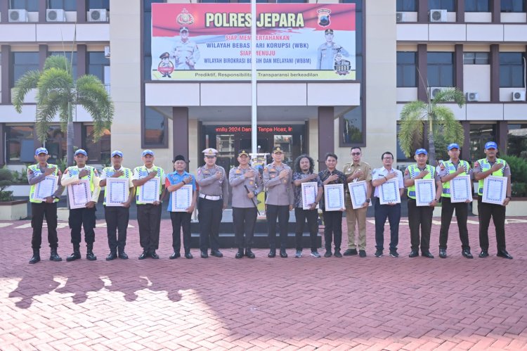 Kapolres Jepara AKBP Wahyu Nugroho Setiawan menyerahkan penghargaan pada mitra polri di Jepara .