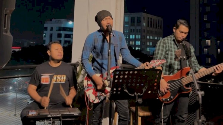 Anak muda Semarang dapat menikmati sajian musik di Outdoor Lounge Lawang Sewu di Rooms Inc. Dok
