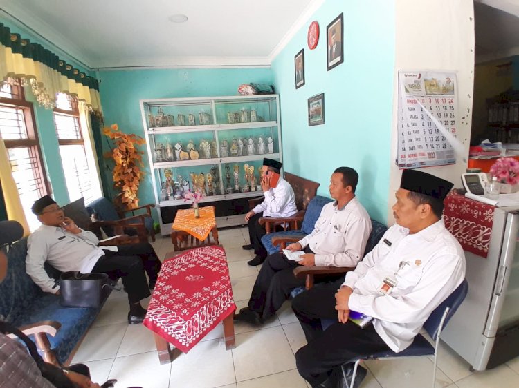 Kepala Kantor Kemenag Demak bertemu dengan Kepala Sekolah MA Yasoa, dan Pilangwetan, Demak untuk melakukan cek lokasi dan mengumpulkan keterangan kejadian pembacokan guru Madrasah.