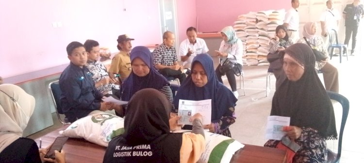 Berbeda dari sebelumnya, dalam penyaluran kali ini, setiap PBP harus menjalani pemotretan oleh petugas Perum Bulog.