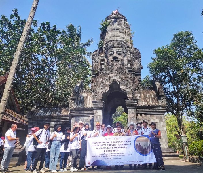 Pekerja Pariwisata di kawasan Borobudur tengah melakukan praktek tata cara melayani wisatawan spiritual di Vihara Mendut.