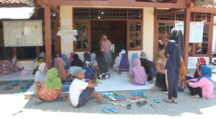 Warga Purwosari Blora terima bantuan beras. RMOL Jateng