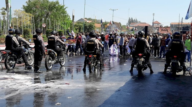 Suasana sispamkota di Kabupaten Demak, tampak Polres Demak menghadapi masa yang akan membakar kantor KPU Demak. RMOL Jateng