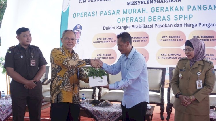 Penyerahan bantuan bibit cabai pada Gapoktan di Kabupaten Batang. Dok