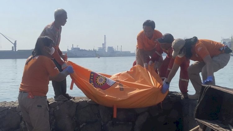 Evakuasi jasad pria tanpa identitas ditemukan mengambang di Perairan Pelabuhan Tanjung Mas Semarang  Rabu (27/9). Dok