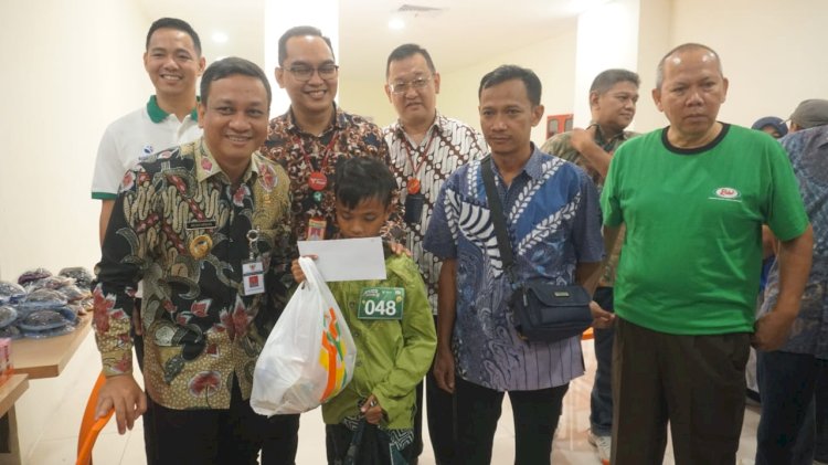 Walikota Pekalongan Afzan Arslan Djunaid didampingi Regional Sales Manager Jawa Rider Underwear, Barry Febryanus melihat proses khitanan massal gratis