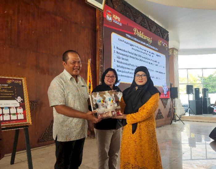 Bupati Karanganyar terima boneka maskot pemilu dari KPU 